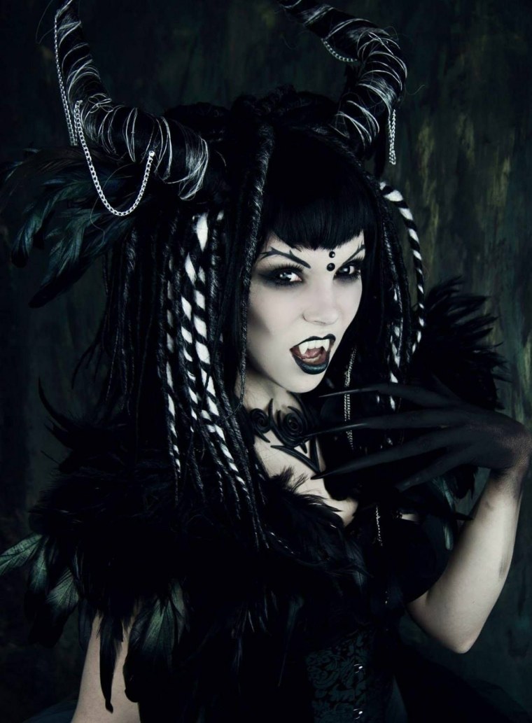 Красивая девушка дьявол