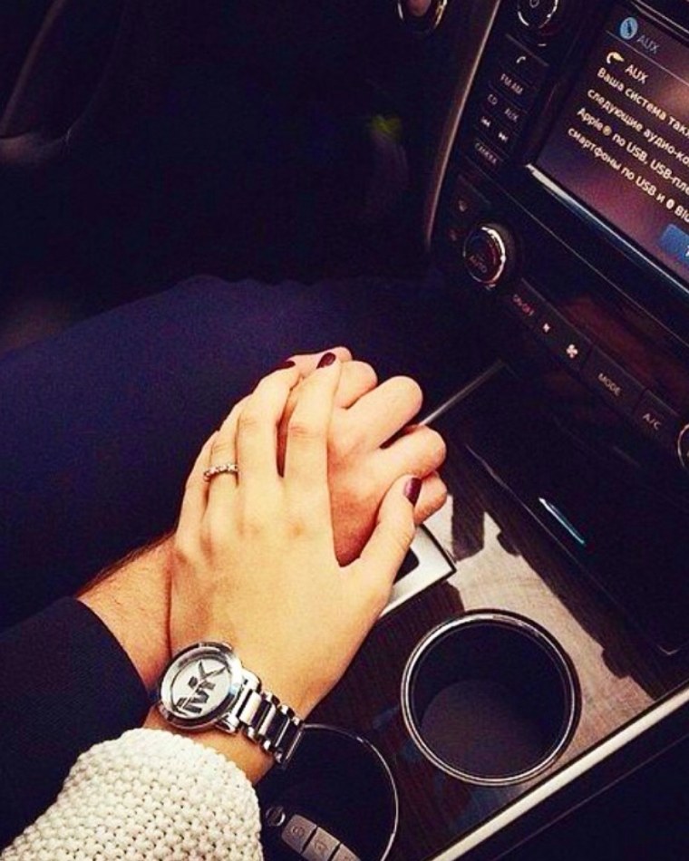 Держаться за руки в машине