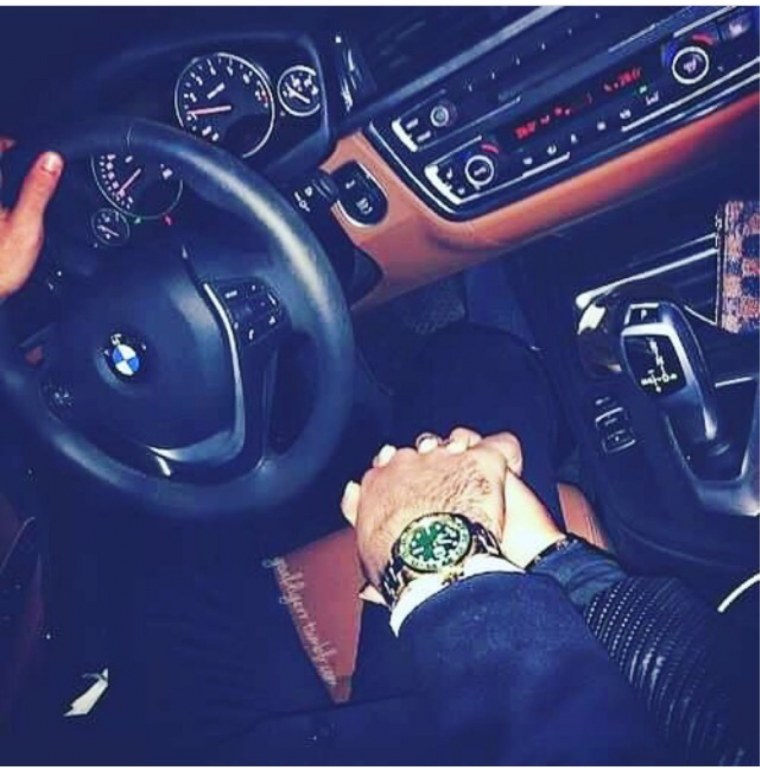 Парень с девушкой в БМВ