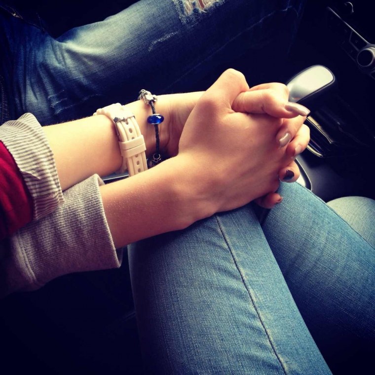 С девушкой за руку