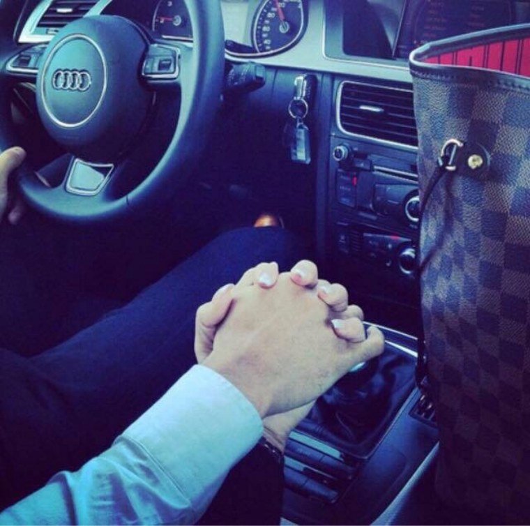 Парень с девушкой в машине Ауди