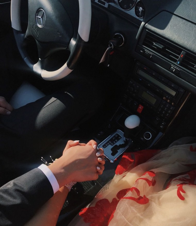 Рука в руке в машине ночью