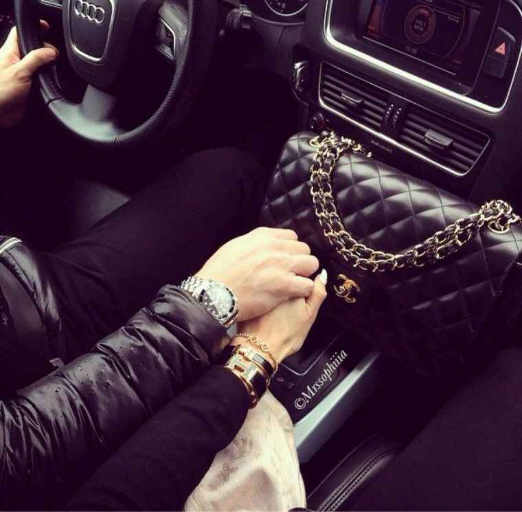 Красивая пара в машине