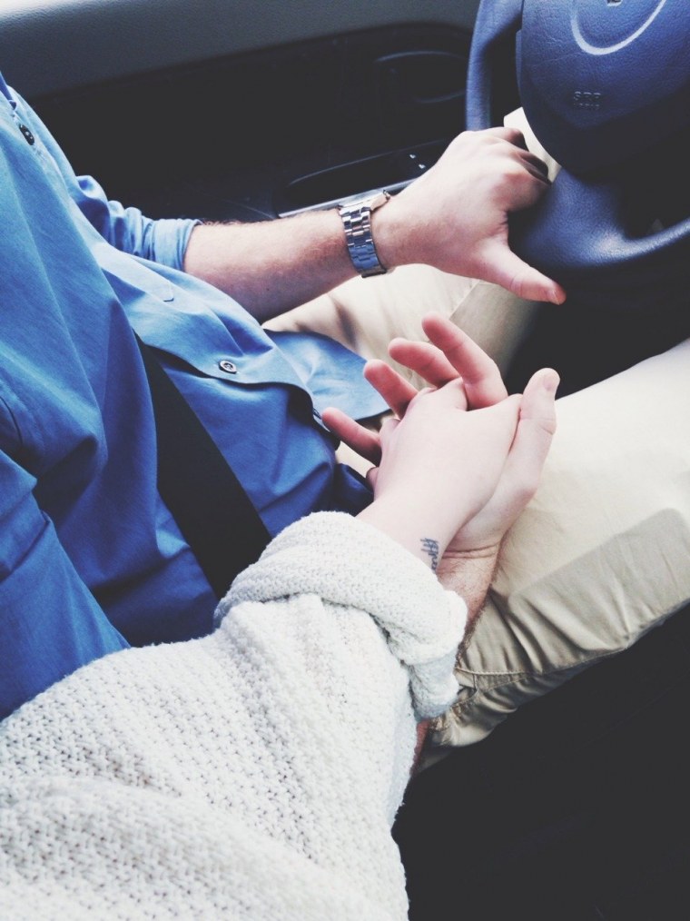 Руки влюбленных в машине