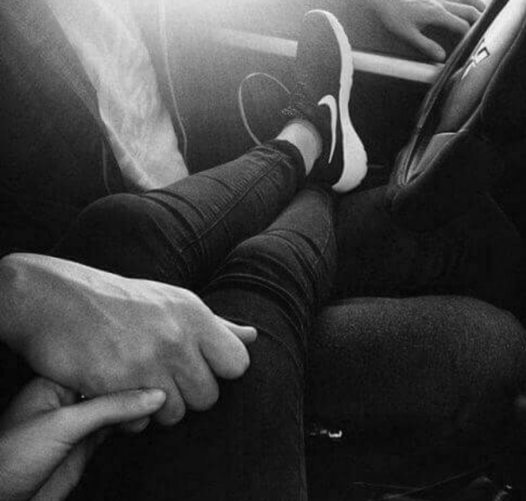 Ноги в машине ночью
