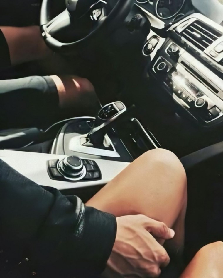 Парень с девушкой в машине