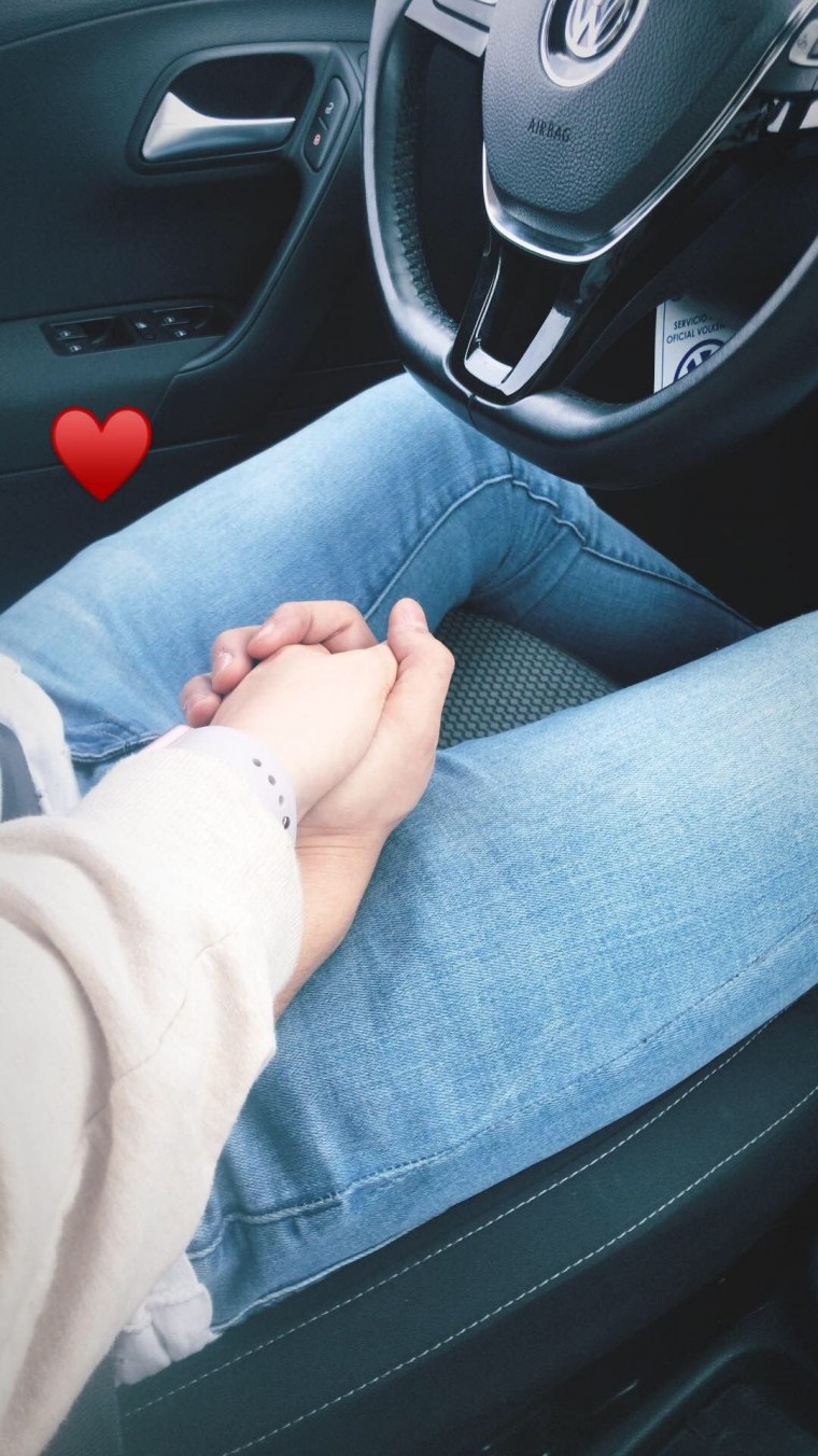 Держаться за руки в машине