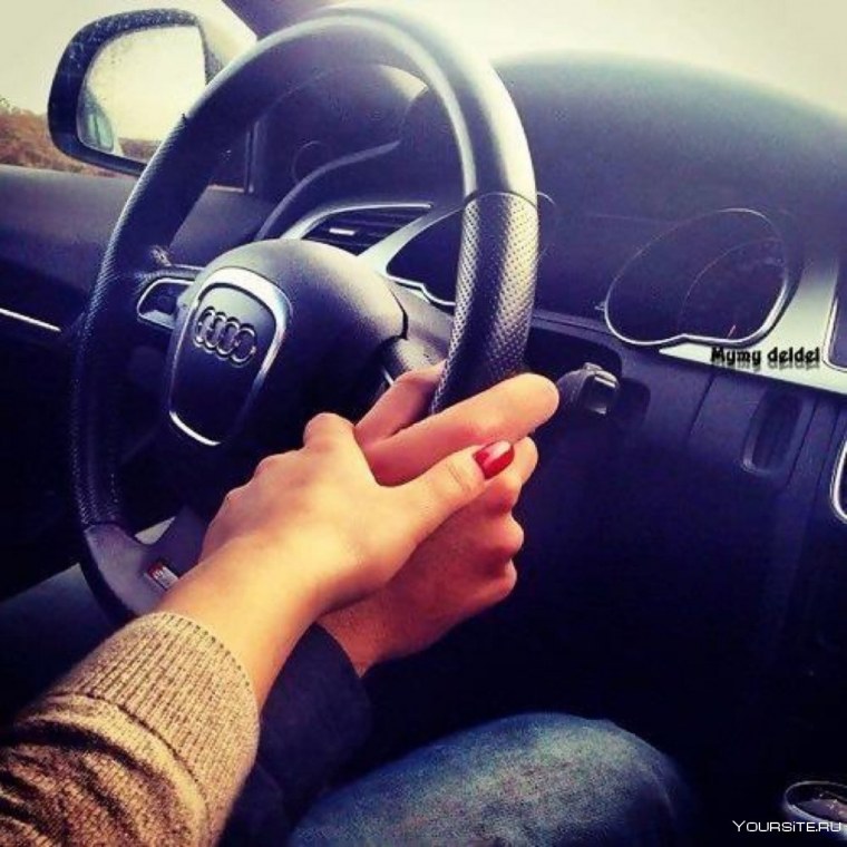 Парень с девушкой в машине