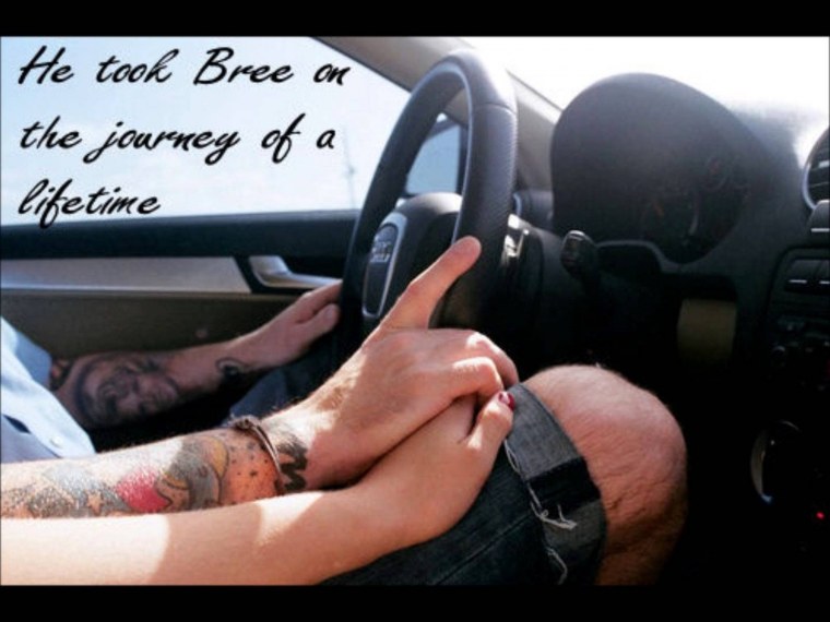 Мужская рука на ноге у девушки в машине