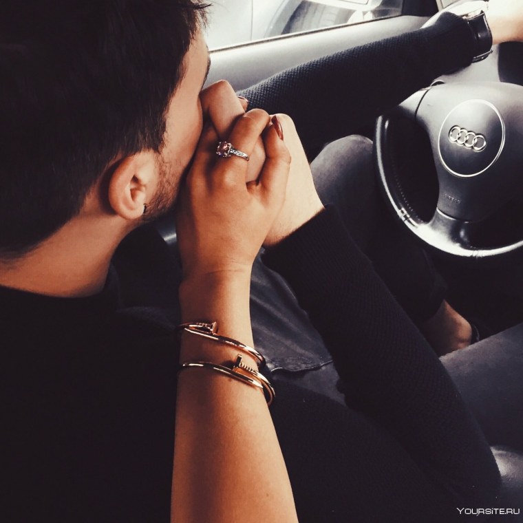 Мужчина сжнщиной в машине