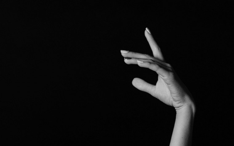 Руки на темном фоне
