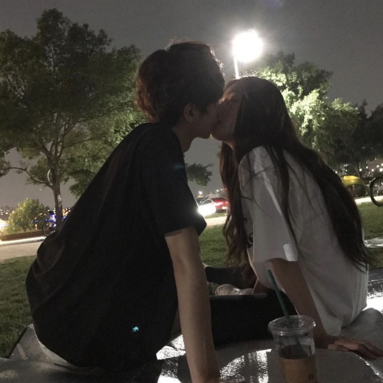 Корейская пара поцелуй