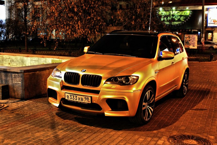 Желтый БМВ х5