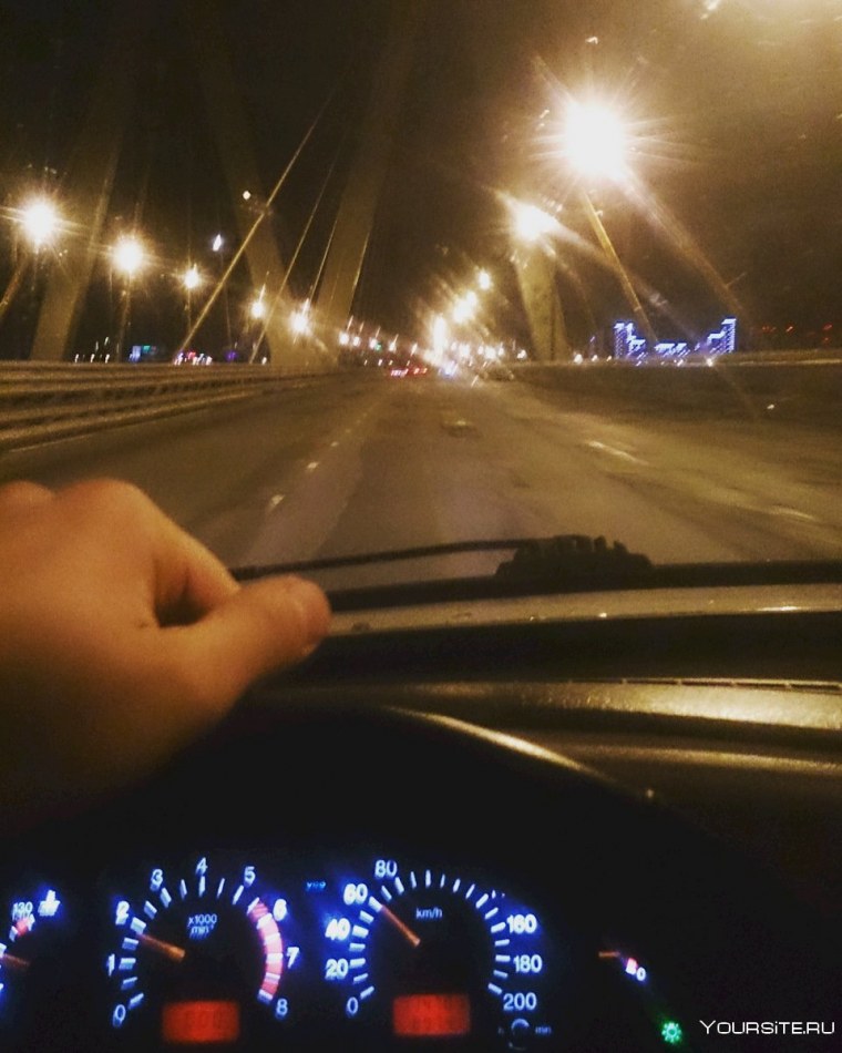 ВАЗ 2114 ночью за рулем