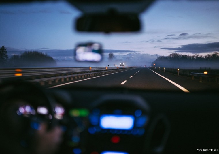 Машина на дороге