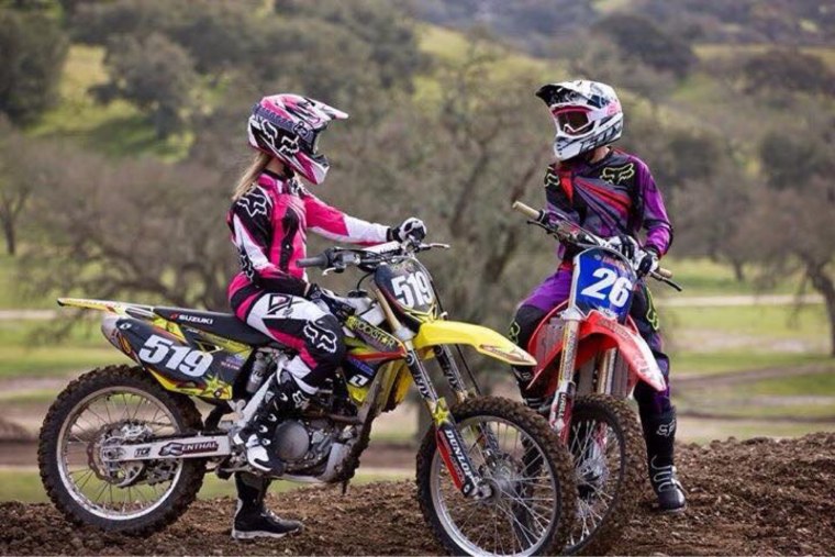 Девушка на мотоцикле в купальнике