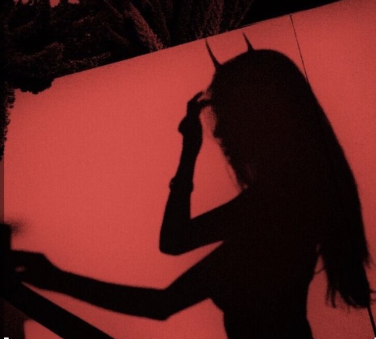 Тень парня и девушки