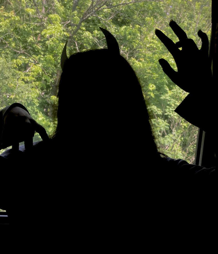 Тень девушки с рожками