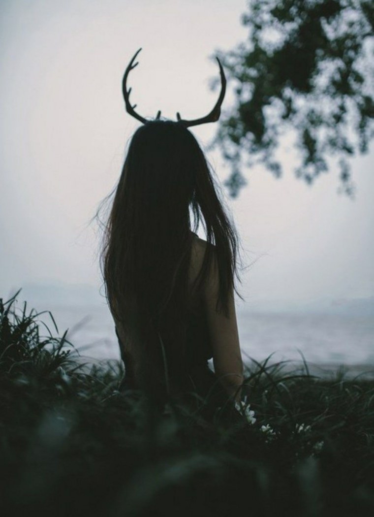 Мужчина с рогами