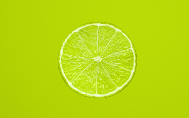 Лайм на зеленом фоне