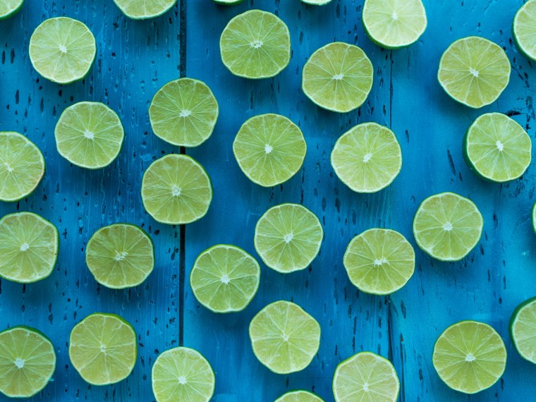 Лимон на зеленом фоне