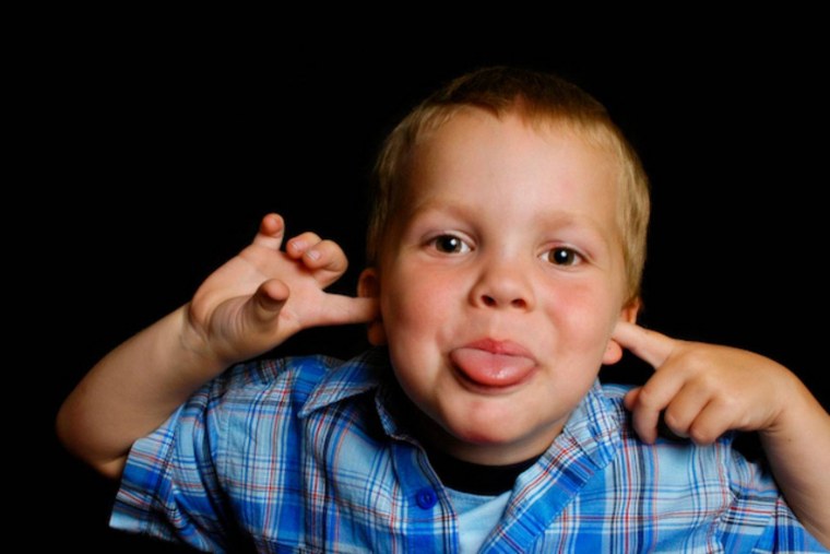Ребенок показывает язык