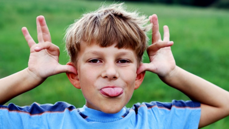 Мальчик корчит рожицы