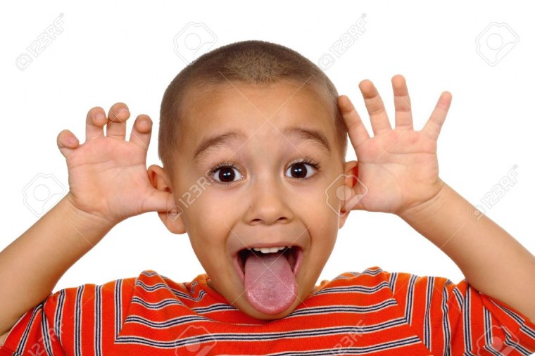 Ребенок дразнится языком