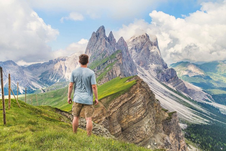 Человек на вершине горы