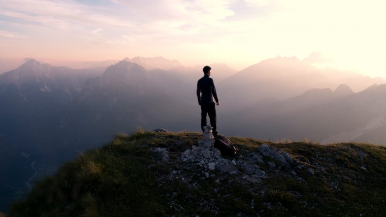 Парень у обрыва