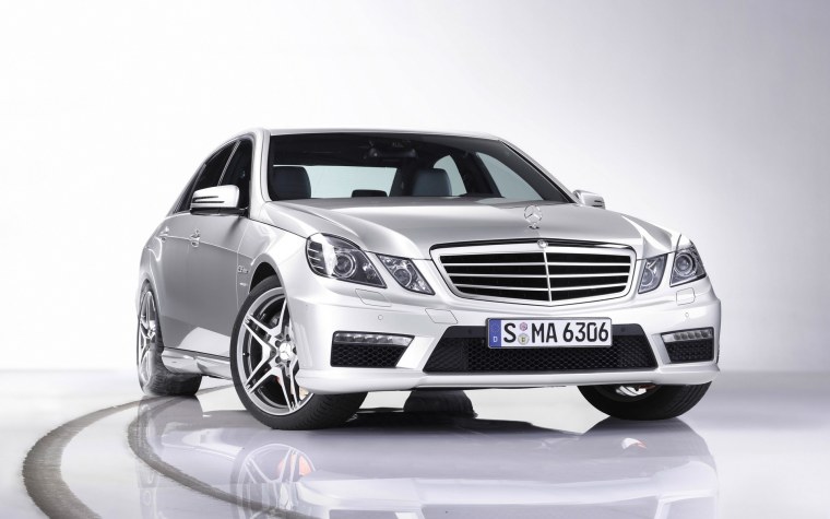 Mercedes e-class w212 на белом фоне