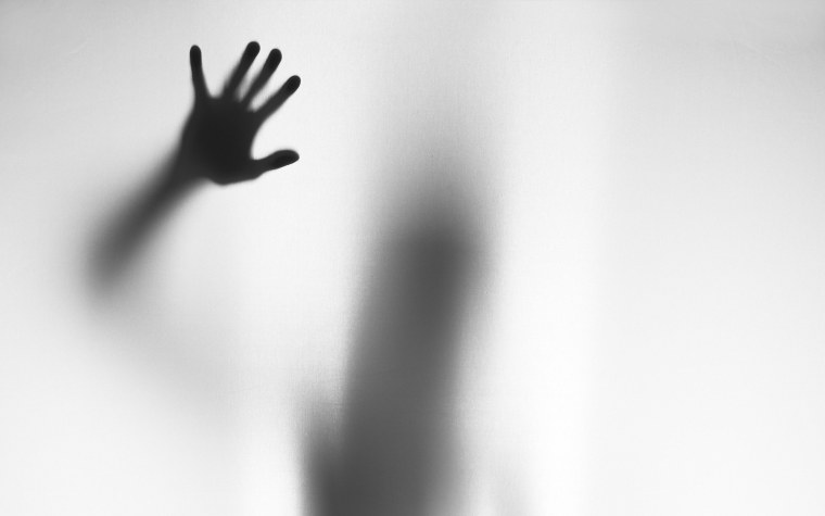Силуэт за матовым стеклом