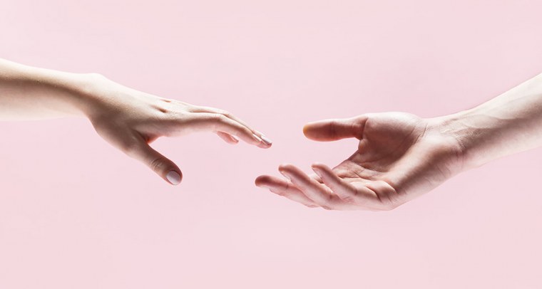 Руки тянутся друг к другу