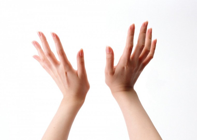 Рука тянется