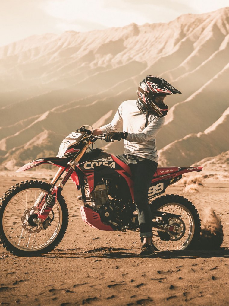 Парень на кроссовом мотоцикле