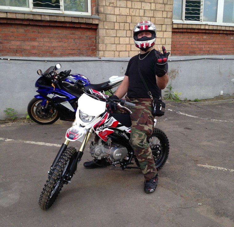 Парень на кроссовом мотоцикле