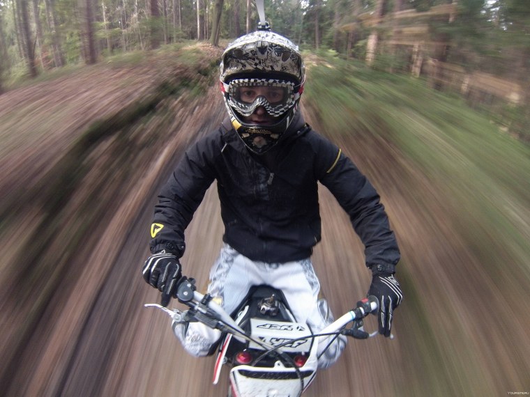 Мотоциклист в кроссовом шлеме