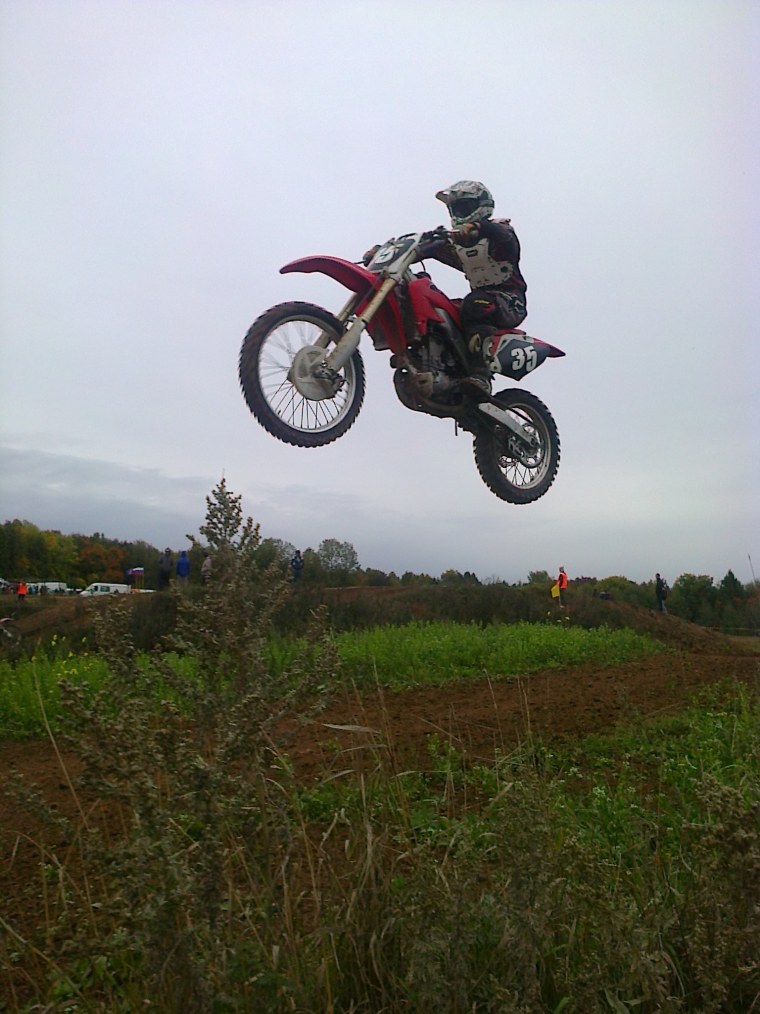 Парень на кроссовом мотоцикле