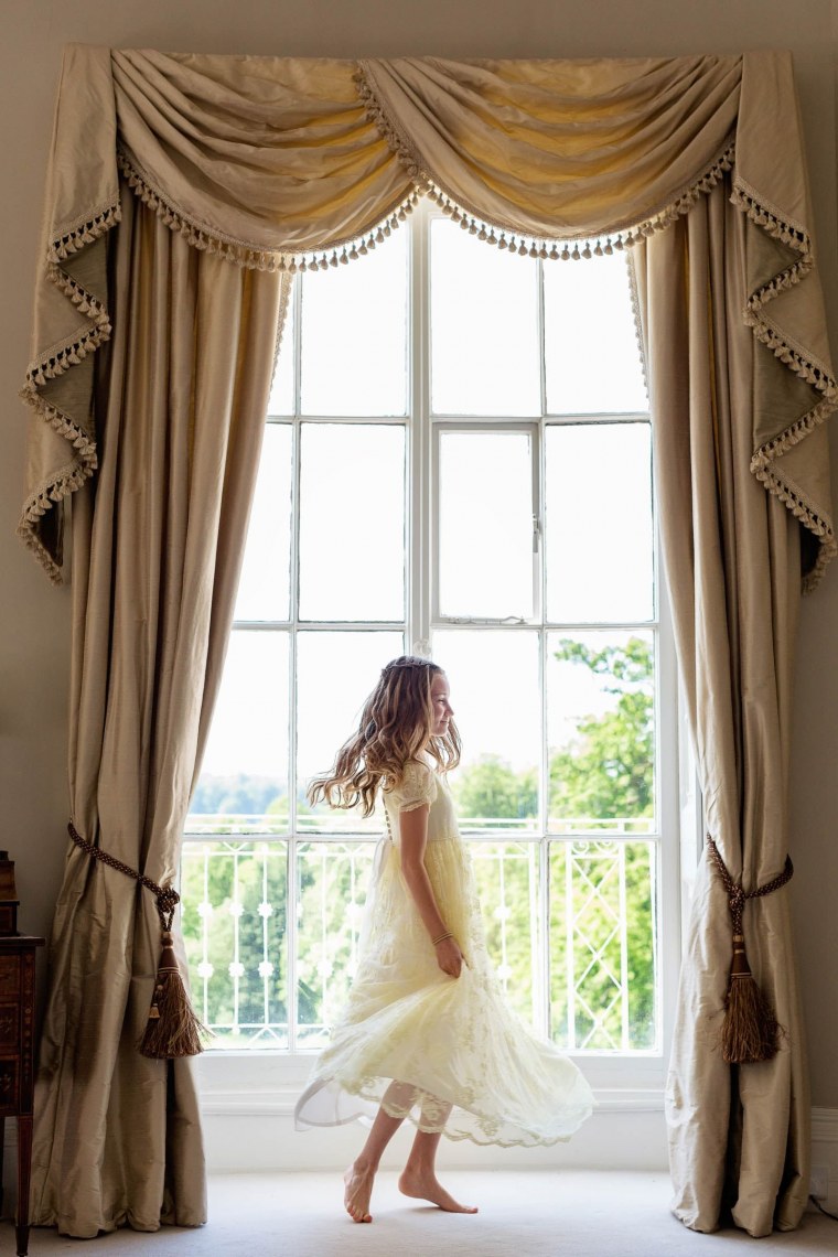 Окно с оранжевыми шторами