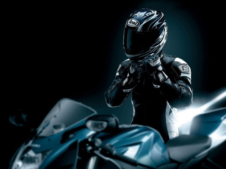 Мотоциклист в черном