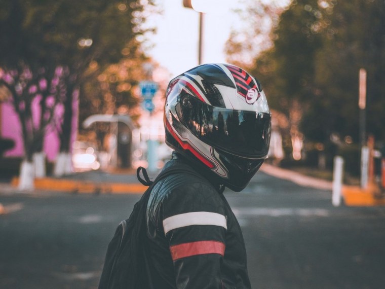 Человек в мотошлеме