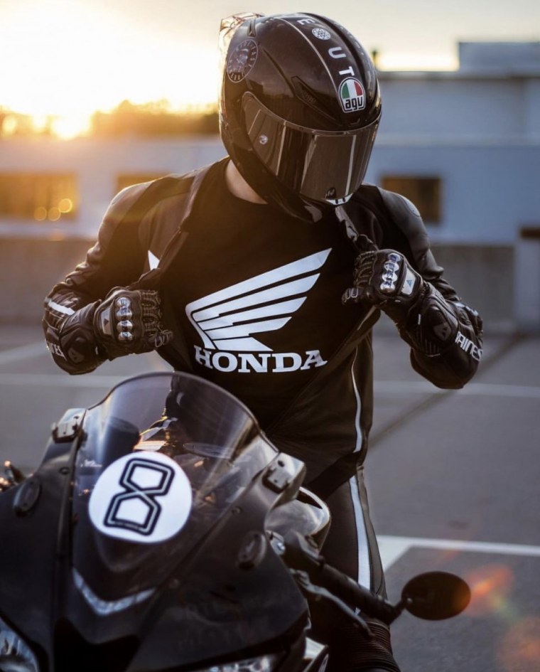 Крутой мотоциклист