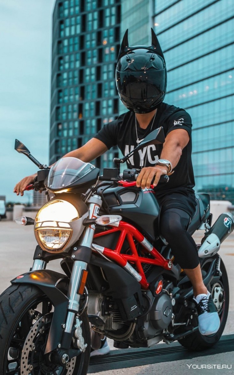 Парень на мотоцикле