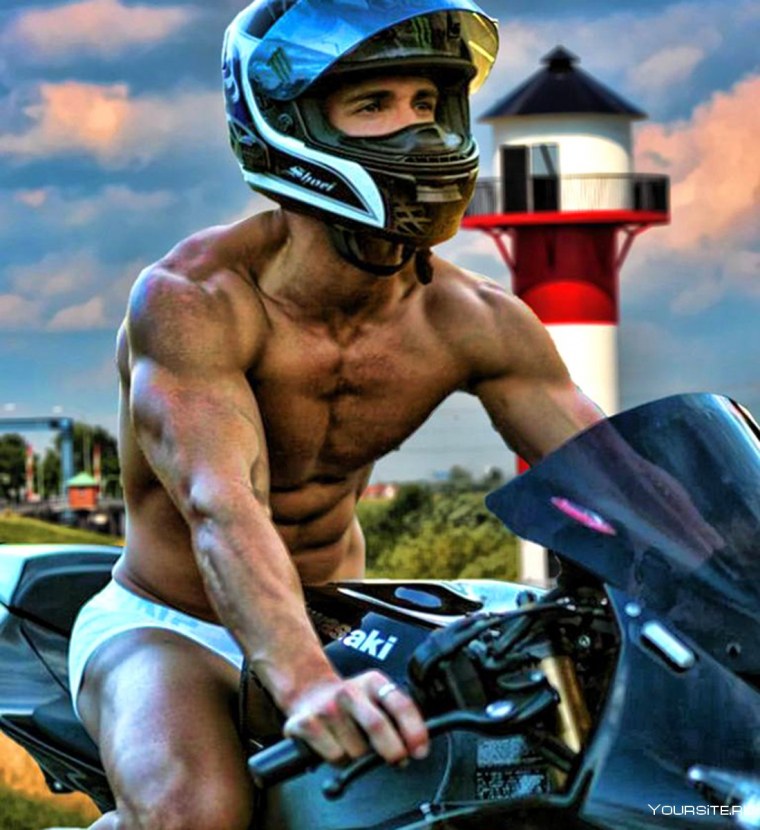 Парень на мотоцикле в шлеме