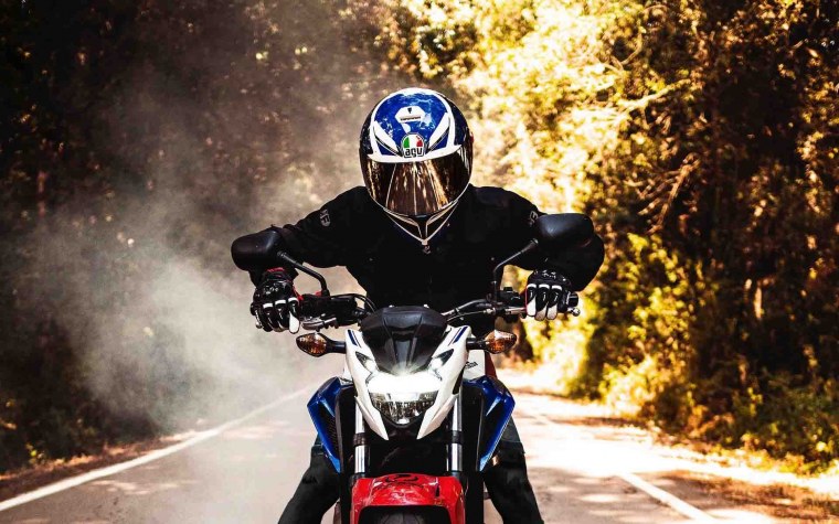 Байкер в шлеме