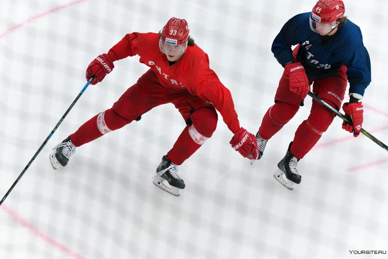 Хоккейная клюшка на льду