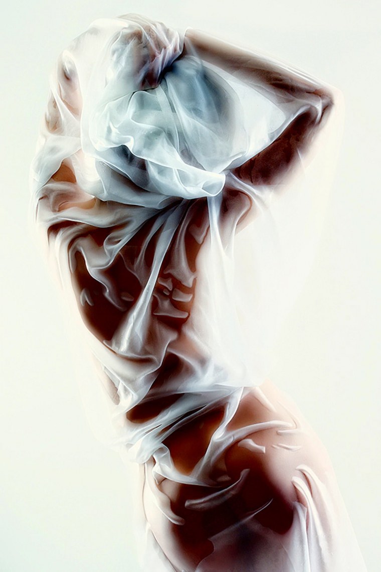 Девушка в ткани