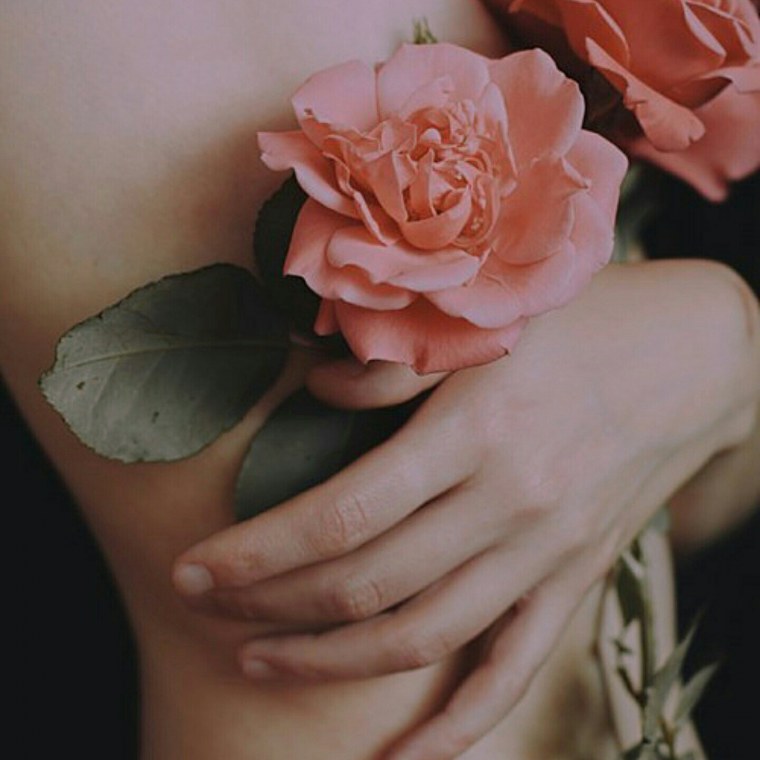 Грудь в цветах