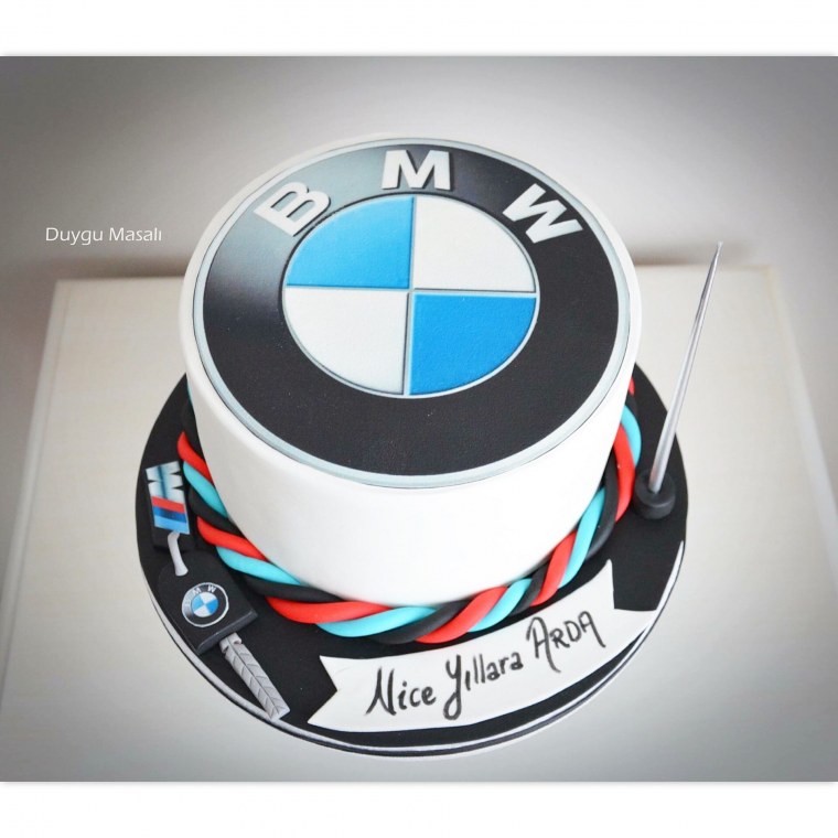 Торт в виде колеса БМВ