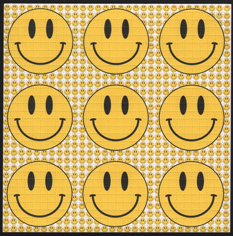 Уточка на желтом фоне